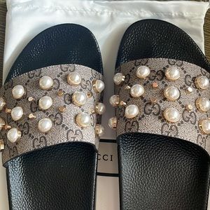 New with tags Gucci pearl detail slides